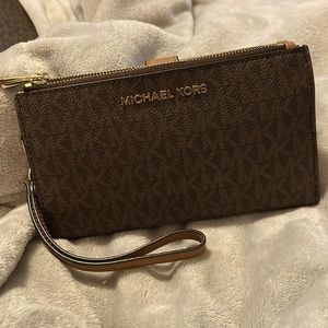 Michael kors large wristlet/ clutch in signature print.